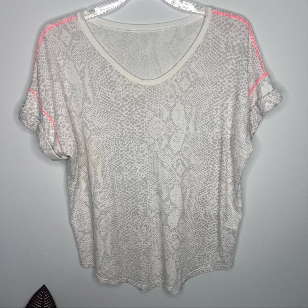 Lululemon‎ Weekend Short Sleeve Snake Print Tee J14